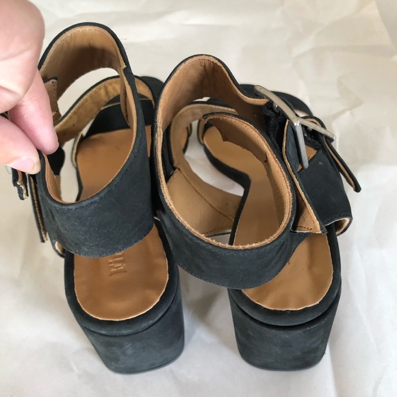 Italian suede ankle strapped heel - Picture 3 of 7